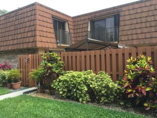 4135 Wimbledon Dr, Hollywood, FL 33026-1136