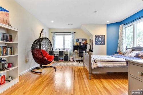 28 Iris Cir, Ridgewood NJ  07452-3428 exterior
