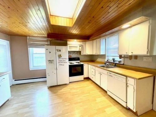 9 Cecile St, Lincoln RI  02865-3209 exterior