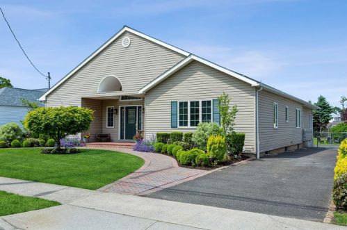 212 Skillman Ave, Rockville Centre, NY 11572-4523