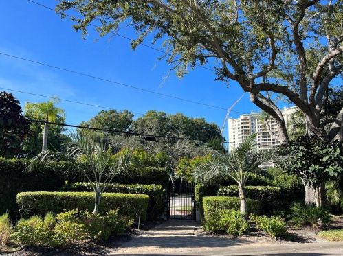 565 Beachwalk Cir, Naples FL  34108-8781 exterior