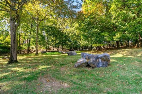 142 Stone Oaks Dr, Hartsdale NY  10530-1160 exterior