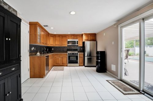 6 Hayuta Ct, Holtsville NY  11742-1206 exterior