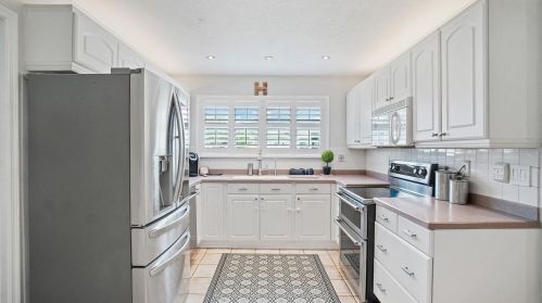 5904 Bayview Cir, Saint Petersburg FL  33707-3930 exterior