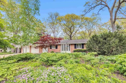 910 Forest Hill Dr, Green Bay, WI 54311-5928