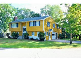 13 Maplecrest St, Newmarket, NH 03857-1401