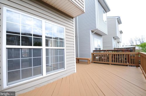 209 Hawks View Sq, Leesburg VA  20175-4103 exterior