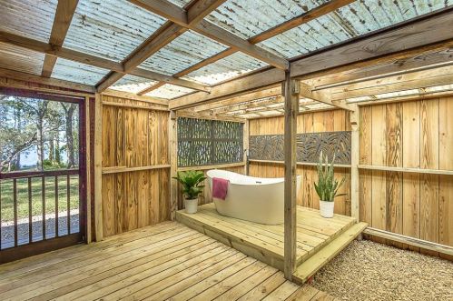 211 Bayshore Dr, Saint George Island FL  32328-3365 exterior