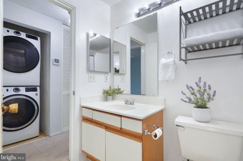 11723 Summerchase Cir, Herndon VA  20194-1137 exterior