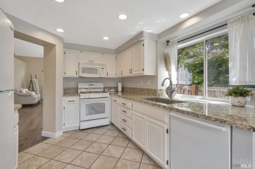 551 Shagbark St, Windsor CA  95492-8143 exterior