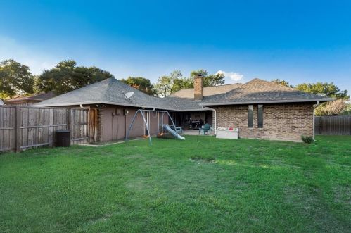 1932 Kensington Dr, Carrollton TX 75007-2440 exterior