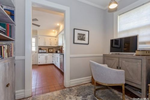 970 Allen Ln, Woodsburgh NY  11598-1705 exterior