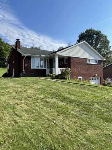 11 Sunbirch Dr, Jeannette, PA 15644-1138