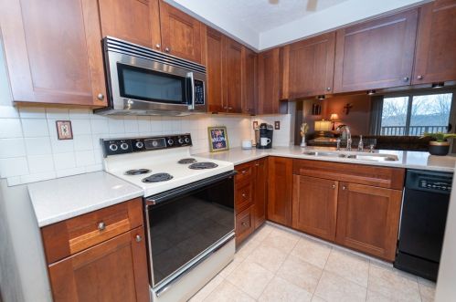 209 Olde Orchard Dr, Bridgeville, PA 15017-3214