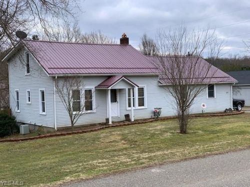 1620 Johnstown Rd, Parral, OH 44622-7587