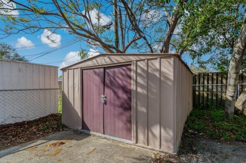 1002 Connecticut Rd, Tarpon Springs FL 34689-2830 exterior