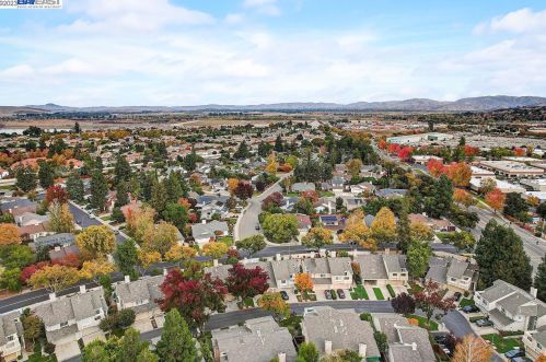 1547 Trimingham Dr, Pleasanton CA  94566-8407 exterior