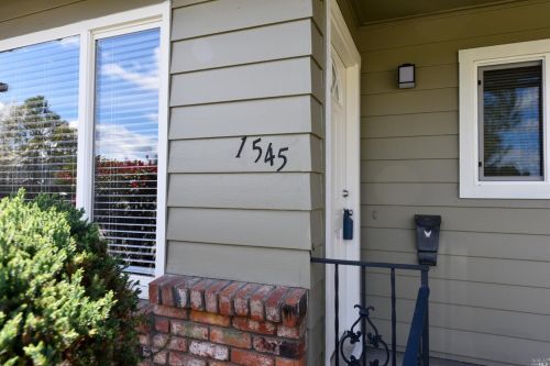 1545 Hilliard Ct, Santa Rosa, CA 95405-7701