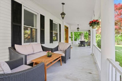 579 Bedford Rd, Pleasantville NY  10570-3348 exterior
