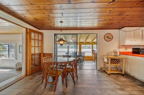 44 Roberts Cove Rd, Wakefield NH  03872-4741 exterior