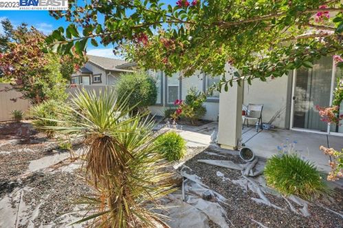 1549 Maple Valley St, Manteca CA 95336-5127 exterior