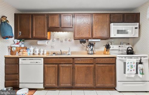 617 Merlins Ln, Herndon, VA 20170-3127