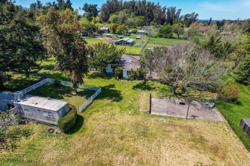 5625 Henning Rd, Sebastopol CA  95472-6332 exterior