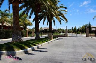 7056 Fountain Valley Dr, Bakersfield, CA 93308-9427