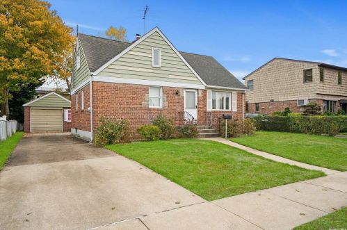 13 Berkshire Rd, Bethpage, NY 11714-1025