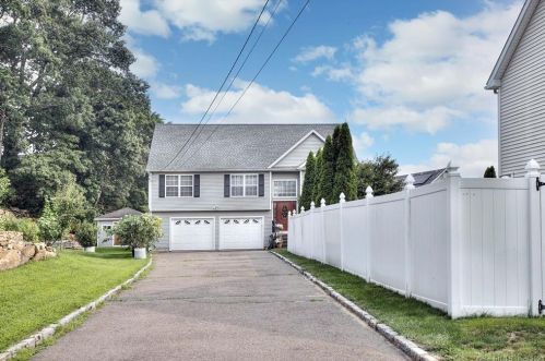 11 Anton Cir, Bridgeport, CT 06606-1753