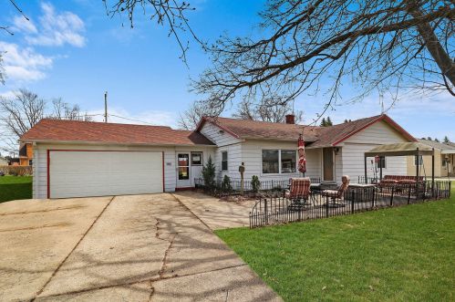 7917 Pershing Blvd, Kenosha, WI 53142-4524