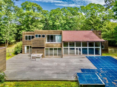 121 Montauk Hwy, East Hampton NY  11937-2802 exterior