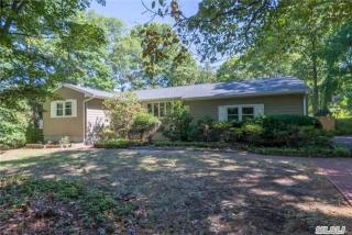 19 Winston Dr, Smithtown, NY 11787-3902