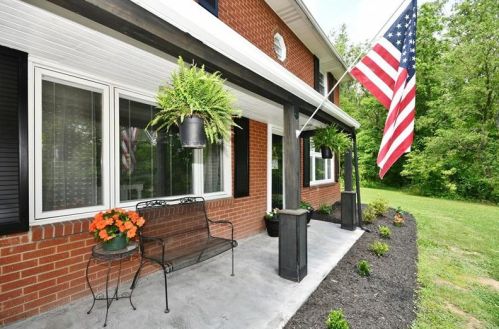 326 Sycamore St, Imperial, PA 15126-1028