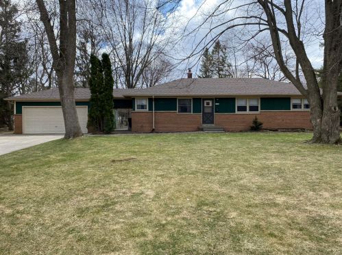 12525 Joliet Cir, Waukesha, WI 53151-8229