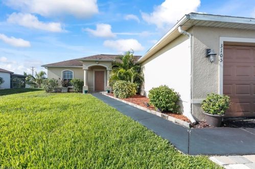 3105 25th St, Lehigh Acres, FL 33976-3903