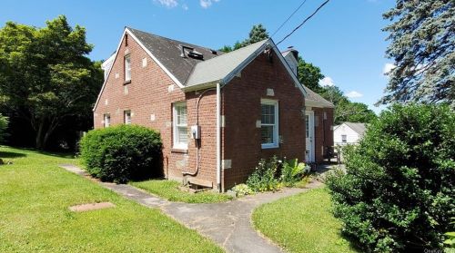27 Lakeview Ter, Mahopac, NY 10541-1637