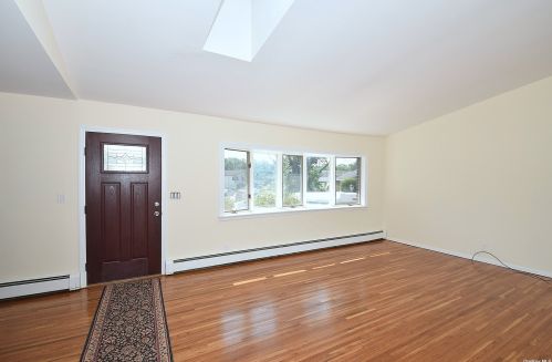 8 Robert Ct, Bethpage, NY 11714-1415