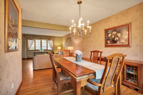 19 Riverdale Ave, Oakdale NY  11769-1544 exterior