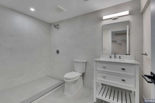 39 Pinehill Dr, Upper Saddle River NJ  07458-1927 exterior