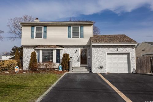 33 Byway Dr, Deer Park, NY 11729-6204