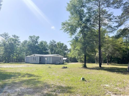 137 Mccloud Rd, Freeport, FL 32439-2505