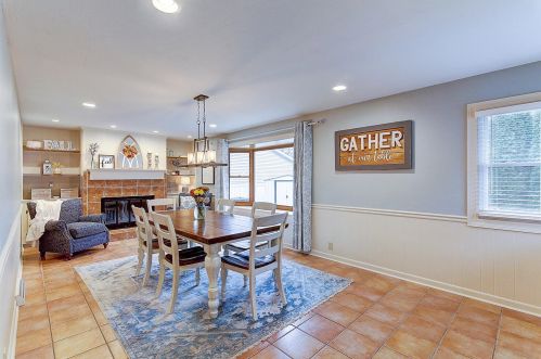 903 Oakwood Ave, Oconomowoc, WI 53066-2848