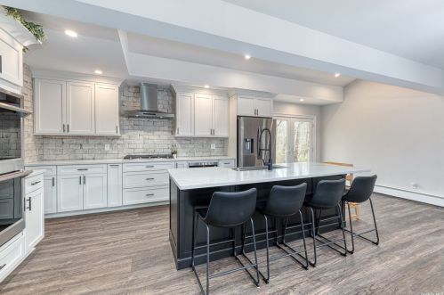 17 Harbor Oaks Dr, San Remo NY  11754-1012 exterior