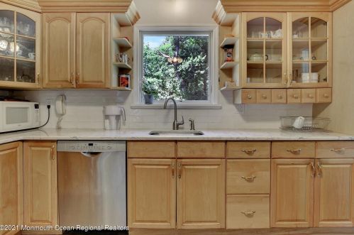 10 Longfellow Ter, Morganville NJ  07751-1411 exterior