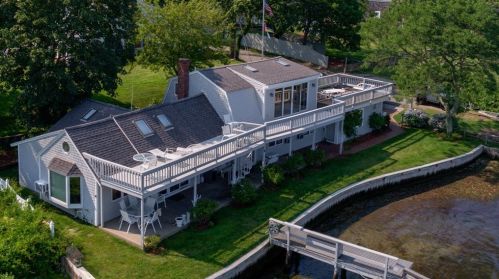 331 Un St, Yarmouth MA 02664-4564 exterior