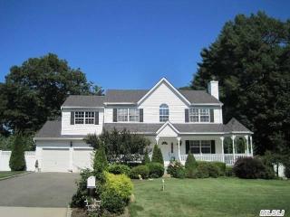 9 Little Treasure Dr, Gordon Heights, NY 11763-1678