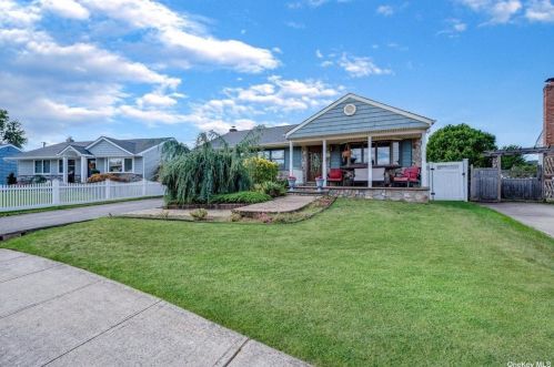 1190 Garden Pl, North Wantagh, NY 11793-2757