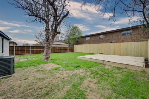 2521 Amelia St, Dallas TX  75235-8222 exterior