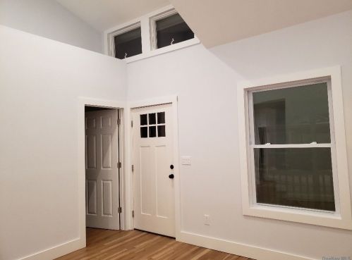 2 Hubbard Ct, Blue Point, NY 11715-1208